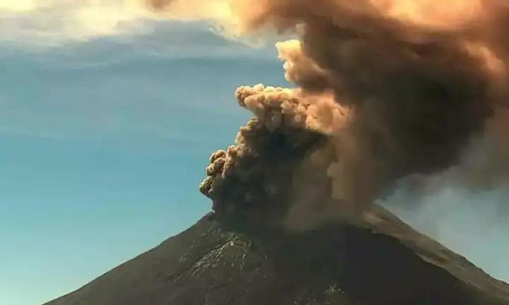 Popocatépetl registra actividad con emisiones de ceniza