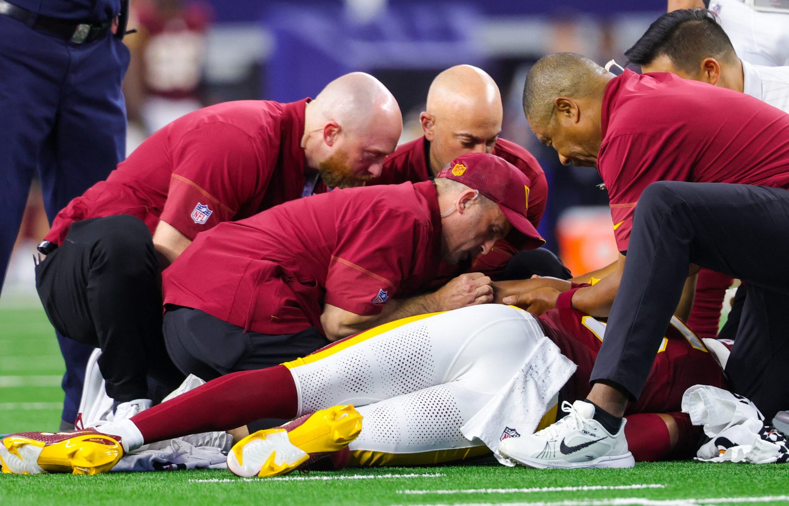 Jayden Daniels sufre lesión de codo y Cowboys capitalizan la oportunidad